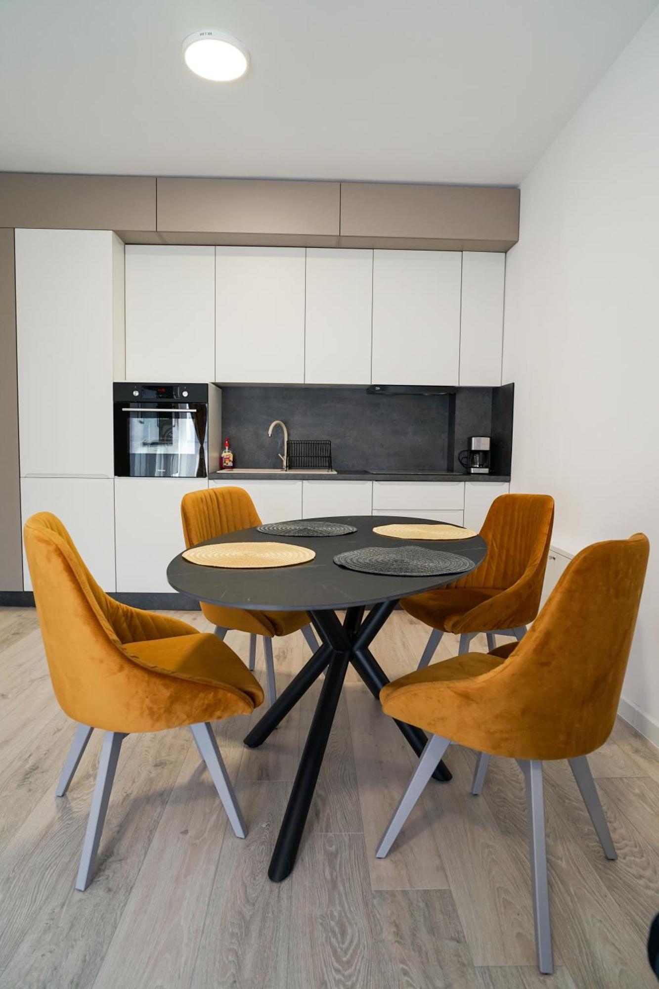 Mirandis Apartments - Comfort & Private Parking Near Coresi Mall Braşov Extérieur photo